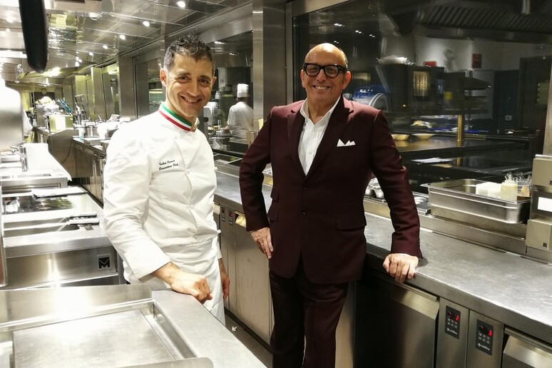 Da sinistra lo chef Fabio Ciervo e il produttore Maurizio Zanella (Ca ' del Bosco) nelle cucine dell 'Eden, una stella Michelin - RIPRODUZIONE RISERVATA