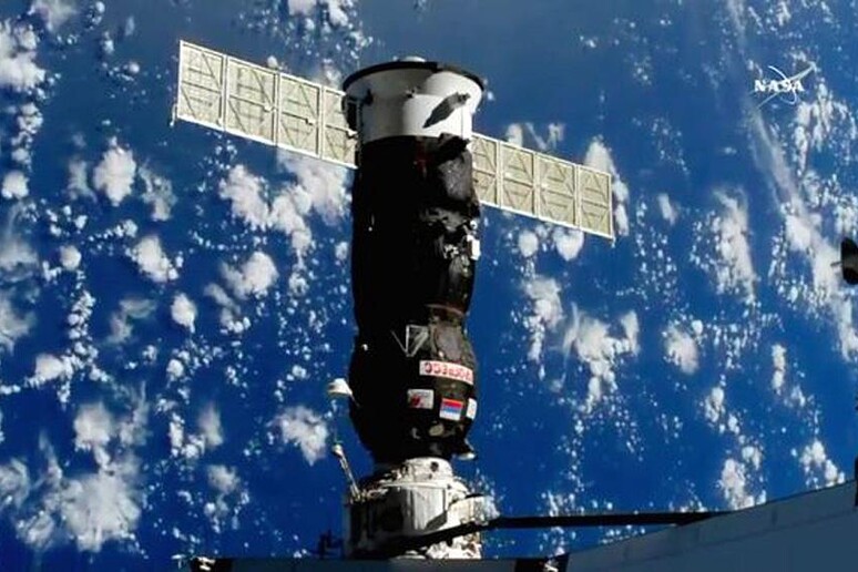La navetta-cargo Progress MS-09 agganciata alla Stazione spaziale internazionale (fonte: NASA TV/Spaceflight Now) - RIPRODUZIONE RISERVATA