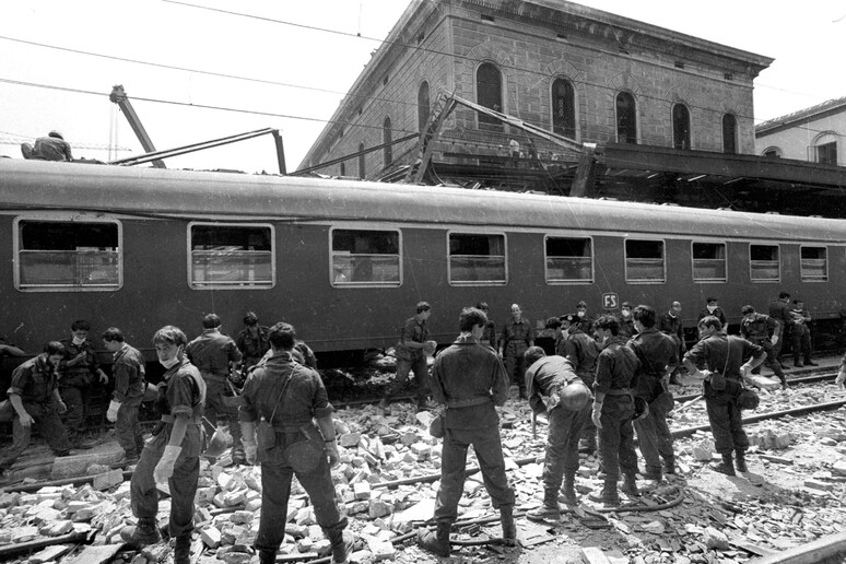 Il lavoro dei soccorritori dopo la strage di Bologna del 2 agosto 1980, in una foto d 'archivio. - RIPRODUZIONE RISERVATA