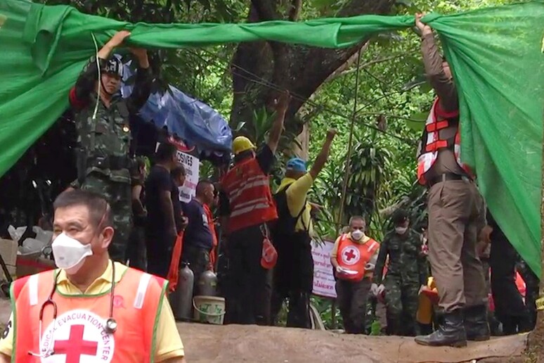 Thailandia: quinto ragazzo portato in ospedale in elicottero © ANSA/EPA