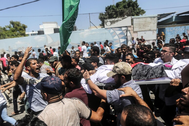 Un palestinese ucciso e quasi cento feriti in nuovi scontri a Rafah nel sud di Gaza © ANSA/EPA