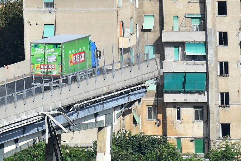 Il 14 agosto l 'Italia e il mondo sotto choc per il crollo del ponte Morandi a Genova - RIPRODUZIONE RISERVATA