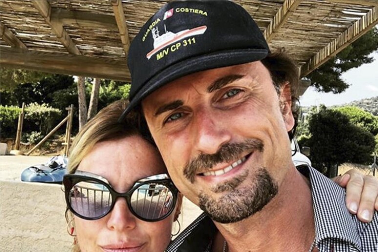 Una foto tratta dal profilo Instagram del ministro delle Infrastrutture e Trasporti Danilo Toninelli con la moglie Maruska Lavezzi al mare - RIPRODUZIONE RISERVATA