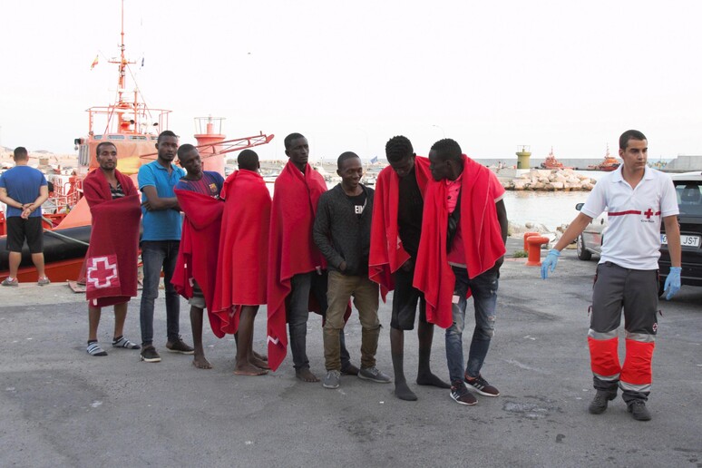 Migranti sbarcati in Spagna © ANSA/EPA