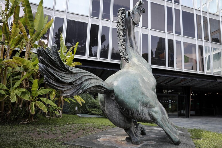 La statua del cavallo morente di fronte alla sede della Rai a Viale Mazzini - RIPRODUZIONE RISERVATA