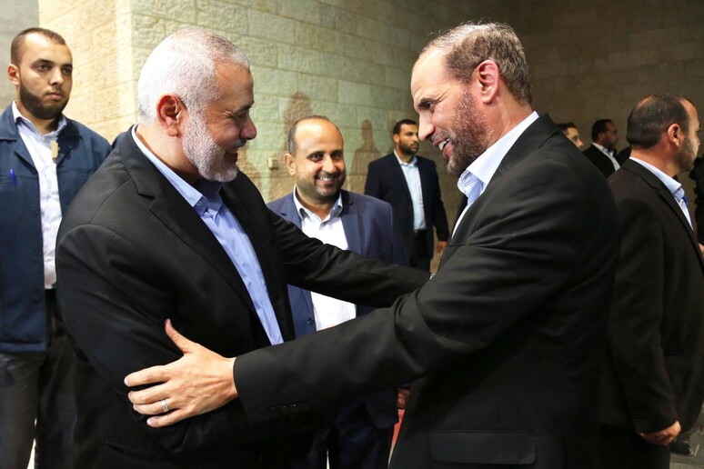Il responsabile di Hamas Husam Badran (d) incontra il leader politico del movimento Ismail Haniyeh (s) a Gaza (foto d 'archivio) © ANSA/EPA