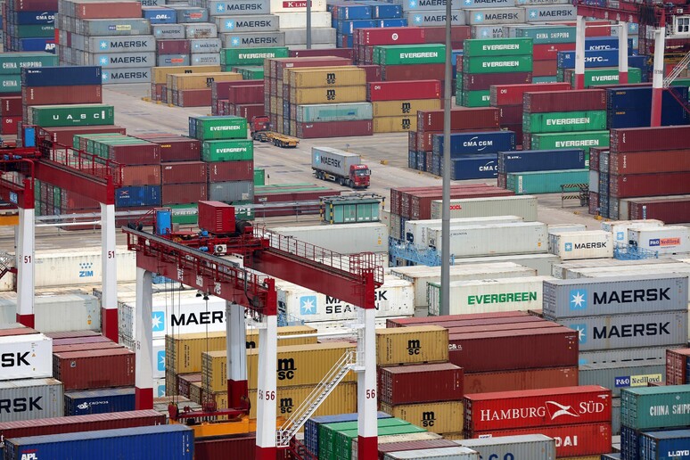 Container nel porto di Qingdao, in Cina © ANSA/EPA