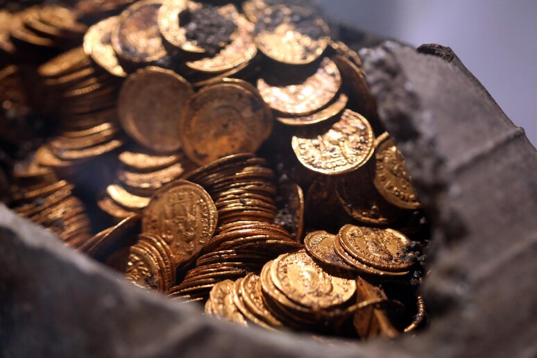Monete d 'oro romane: Bonisoli, ritrovamento epocale - RIPRODUZIONE RISERVATA