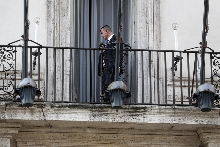 Rocco Casalino al balcone di Palazzo Chigi durante l 'ultimo vertice sulla manovra - RIPRODUZIONE RISERVATA