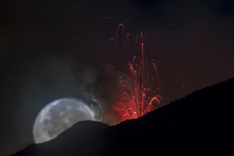 L 'immagine della Luna catturata dieto una fontana di lava dell 'Etna appare deformata come in un miraggio (fonte: Marcella Giulia Pace, UAI) - RIPRODUZIONE RISERVATA