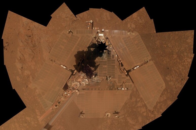 Ricostruzione grafica di Opportunity su Marte: il rover appare come un puntino luminoso nella valle della Perseveranza, dove si trova bloccato da giugno (fonte: Seán Doran/Flickr/CC BY-NC-ND 2.0/Business Insider) - RIPRODUZIONE RISERVATA