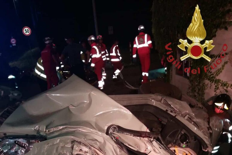 L 'incidente stradale nel Comasco (la foto dei Vigili del Fuoco) - RIPRODUZIONE RISERVATA