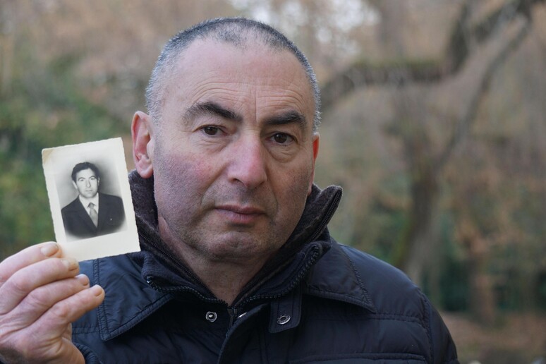 Adriano Sabbadin mostra una foto del padre Lino, ucciso dall 'ex terrorista Cesare Battisti - RIPRODUZIONE RISERVATA