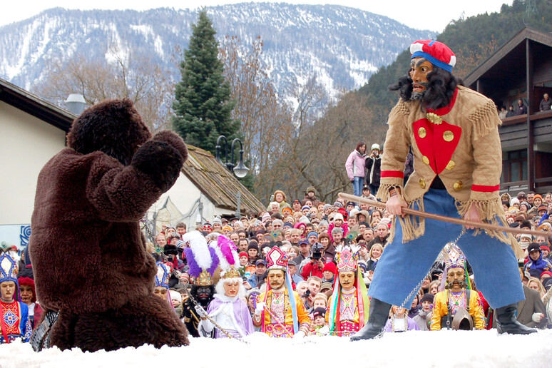 La lotta tra l 'orso e il suo domatore al Carnevale Schellerlaufen di Nassereith © Tirol Werbung - RIPRODUZIONE RISERVATA
