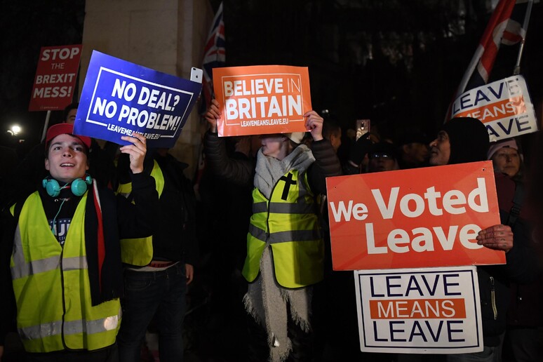 Sostenitori della Brexit davanti a Westminster © ANSA/EPA