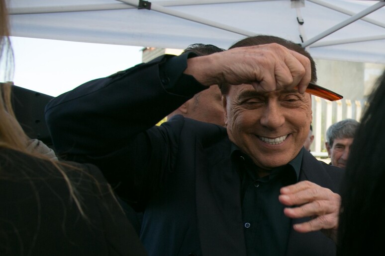 Il presidente di Forza Italia, Silvio Berlusconi, a Monserrato, seconda tappa del suo tour elettorale  ANSA/ FABIO MURRU - RIPRODUZIONE RISERVATA