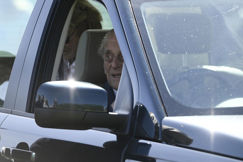 Il principe Filippo al volante © ANSA/EPA