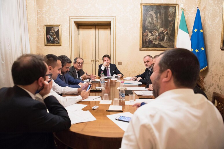 Il presidente del Consiglio, Giuseppe Conte, con i vice Luigi Di Maio e Matteo Salvini, il ministro dell 'Economia Giovanni Tria, Archivio - Uff stampa Palazzo Chigi - RIPRODUZIONE RISERVATA