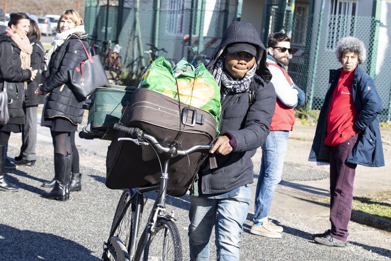Un migrante lascia il centro per richiedenti asilo (CARA) di Castelnuovo dopo lo sgombero della struttura -     RIPRODUZIONE RISERVATA