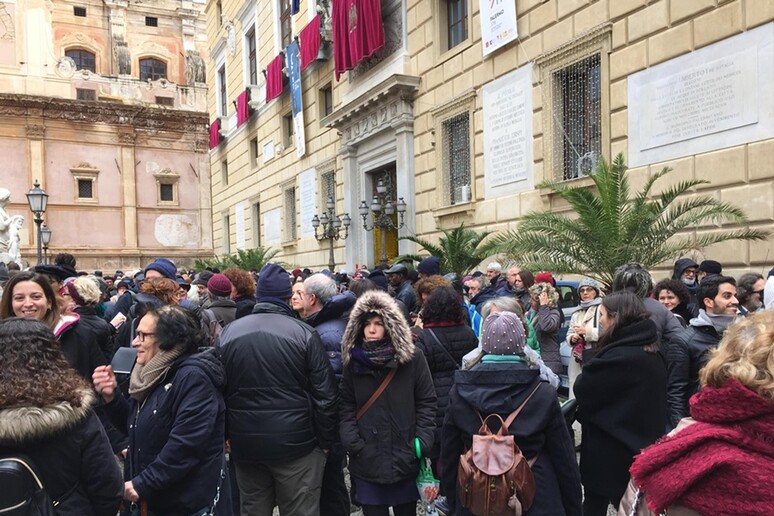 Sicurezza: sit in a Palermo a sostegno del sindaco Leoluca Orlando - RIPRODUZIONE RISERVATA