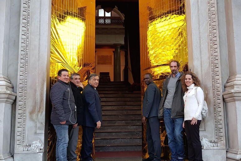 Palermo: un 'installazione artistica sulle porte del Comune di Palermo - RIPRODUZIONE RISERVATA