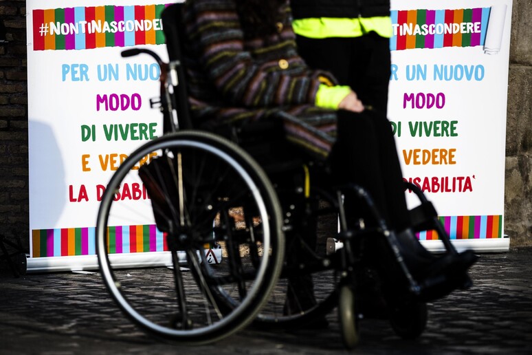 Una persona su una sedia a rotelle in una foto di archivio - RIPRODUZIONE RISERVATA