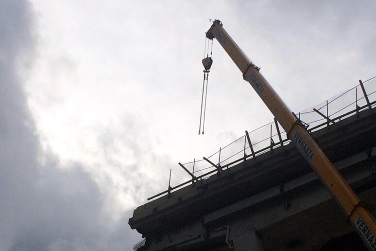 Ponte Genova: via preparazione torri per sicurezza pila 10 - RIPRODUZIONE RISERVATA