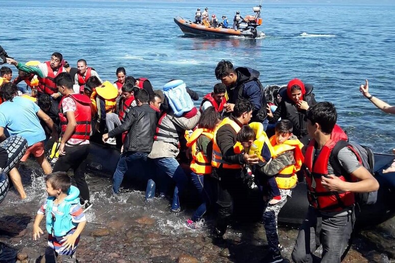 Sbarco di migranti sull 'isola di Lesbo © ANSA/EPA