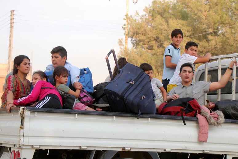 Civili in fuga dalle zone di combattimento nel nord-est della Siria © ANSA/EPA