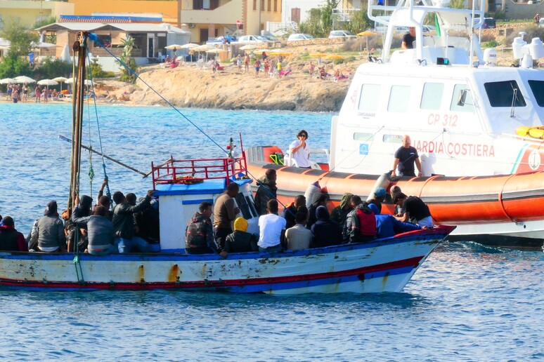 Migranti: 50 tunisini sbarcano a Lampedusa - RIPRODUZIONE RISERVATA