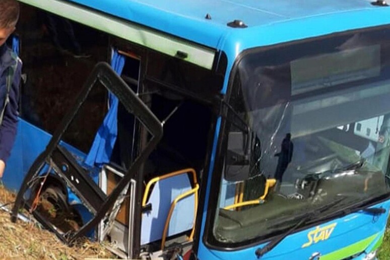 Bus di linea con bimbi esce di strada, 7 feriti lievi - RIPRODUZIONE RISERVATA
