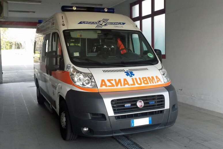 Una ambulanza in una foto d 'archivio - RIPRODUZIONE RISERVATA