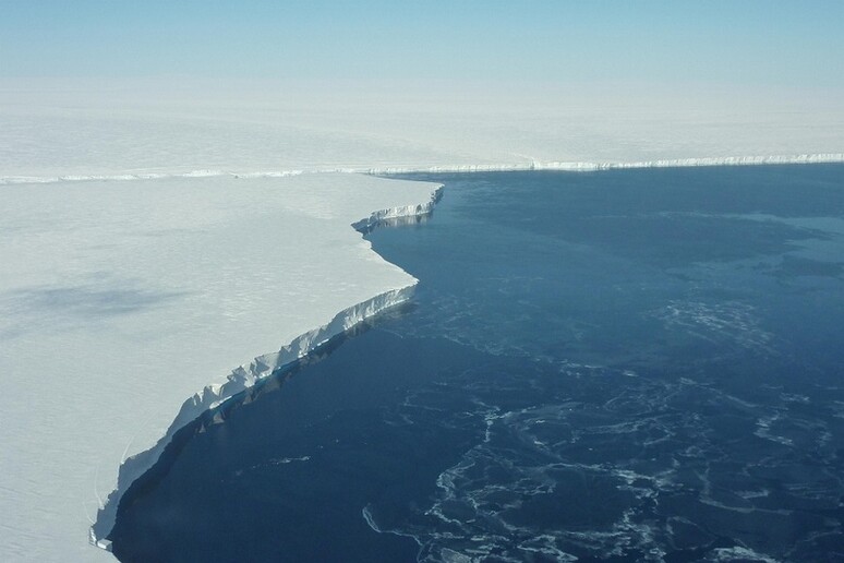 Piattaforme di ghiaccio in Antartide (fonte: Nasa-Dick Ewers) - RIPRODUZIONE RISERVATA
