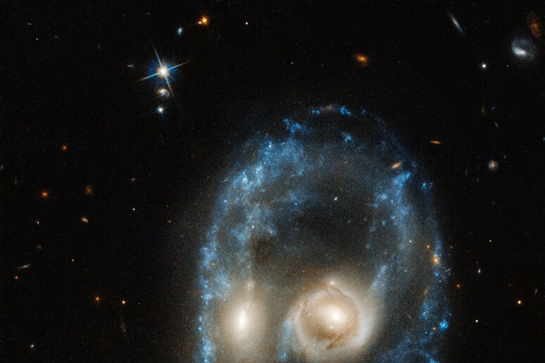 Lo  'spettro cosmico ' fotografato da Hubble (fonte: NASA, ESA, J. Dalcanton, B.F. Williams, and M. Durbin (University of Washington) - RIPRODUZIONE RISERVATA