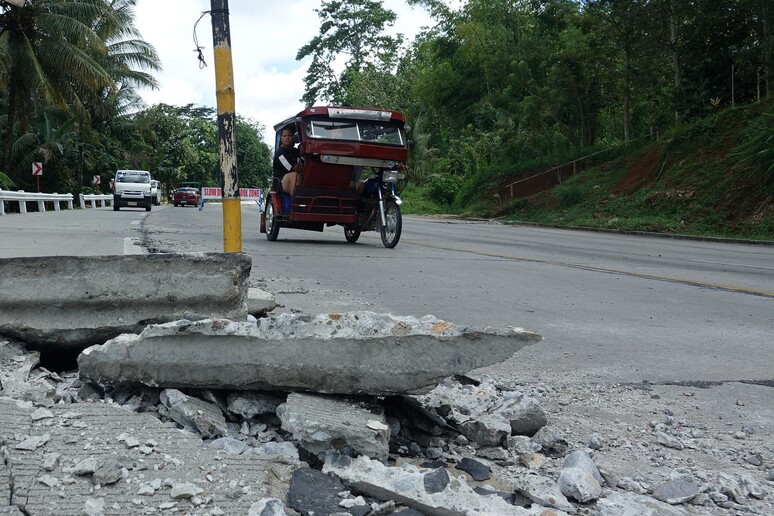 Strade danneggiate a Mindanao nelle Filippine, dopo una scossa di terremoto. Immagine d 'archivio © ANSA/EPA