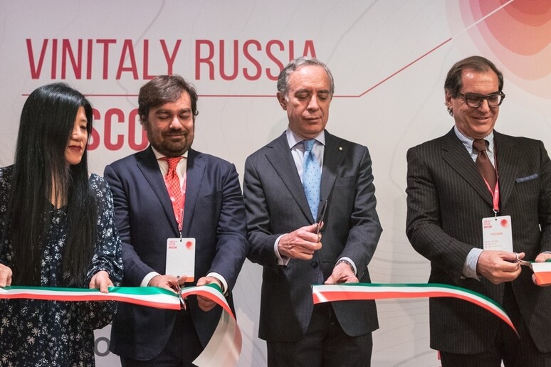 Al centro della foto dell 'inaugurazione di Vinitaly Russia il vicepresidente di Veronafiere Matteo Gelmetti e l 'ambasciatore della Federazione Russa Pasquale Terracciano - RIPRODUZIONE RISERVATA