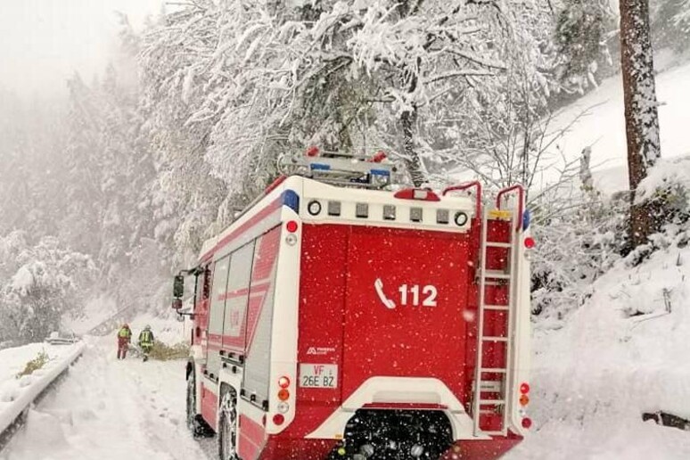 Vigili del fuoco a lavoro sotto la neve (foto d 'archivio) - RIPRODUZIONE RISERVATA