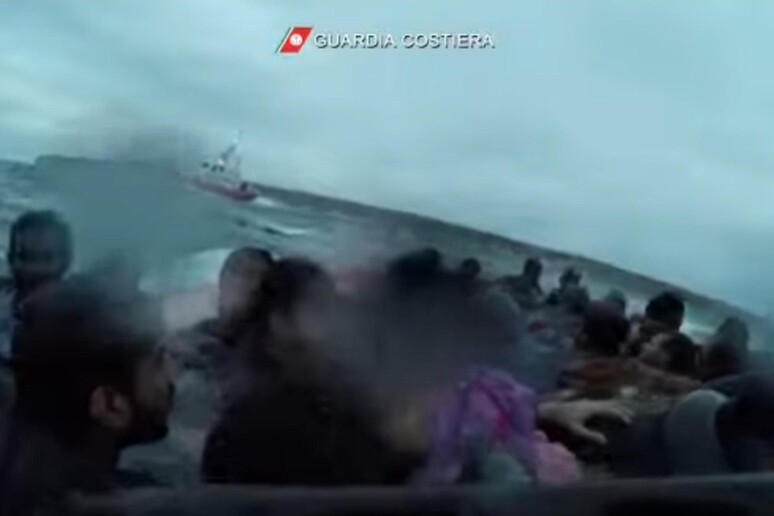 Un frame del video dei soccorsi ai migranti del barcone capovolto al largo dell 'isole dei Conigli di Lampedusa -     RIPRODUZIONE RISERVATA