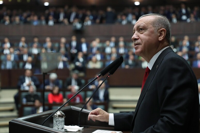 Il presidente turco Recep Tayyip Erdogan si rivolge al suo gruppo parlamentare del suo Akp © ANSA/EPA