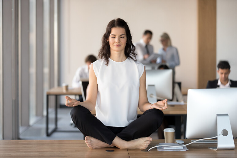 In ufficio yoga e meditazione anti stress foto iStock. - RIPRODUZIONE RISERVATA