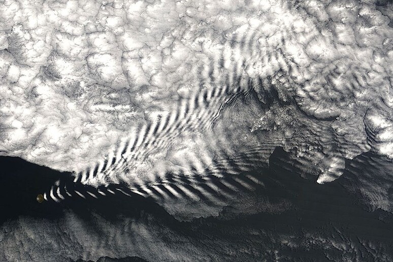 Onde atmosferiche sull 'Oceano Indiano fotografate dal satellite Terra della Nasa (fonte: NASA) - RIPRODUZIONE RISERVATA