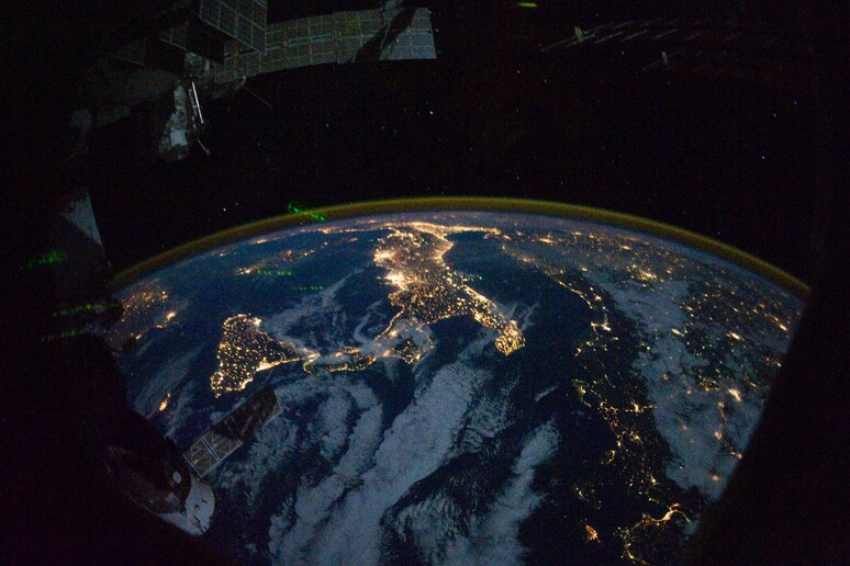 L 'Italia fotografata dalla Stazione Spaziale Internazionale (fonte: NASA) - RIPRODUZIONE RISERVATA