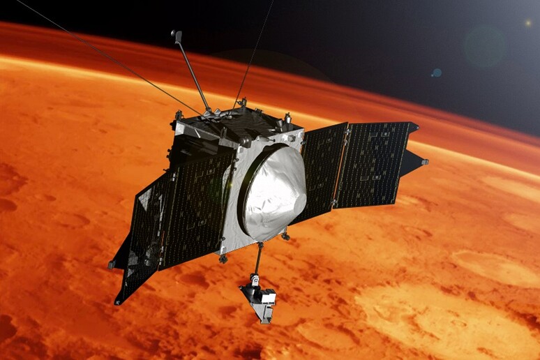 Rappresentazione artistica della sonda Maven in orbita intorno a Marte (fonte: Goddard Space Flight Center, NASA) - RIPRODUZIONE RISERVATA