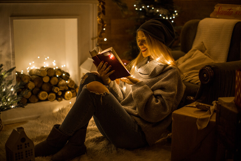 una ragazza legge un libro foto iStock. - RIPRODUZIONE RISERVATA