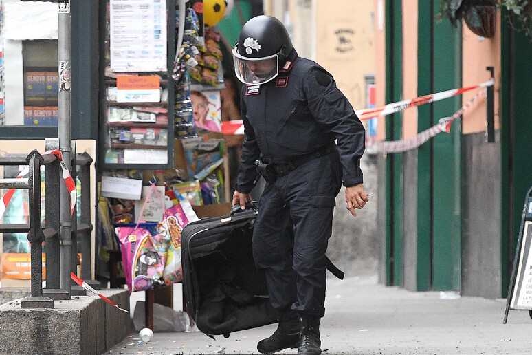 Genova, arrestato anarchico per bomba alle Poste - RIPRODUZIONE RISERVATA