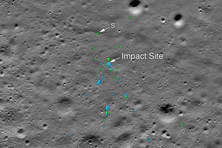 Evidenziati in azzurro i frammenti del lander indiano Vikram, precipitato sul suolo lunare il 7 settembre 2019 (fonte: NASA/Goddard/Arizona State University) - RIPRODUZIONE RISERVATA