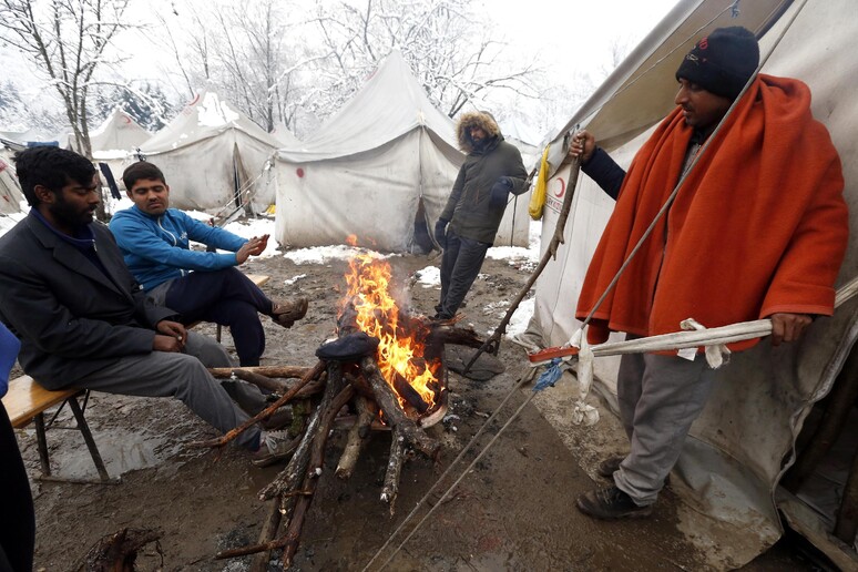 Migranti vivono in condizioni disumane senza riscaldamento nel campo di Vucjak in Bosnia-Erzegovina © ANSA/EPA