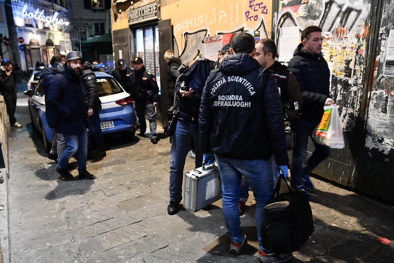 Polizia nel centro storico di Genova - RIPRODUZIONE RISERVATA