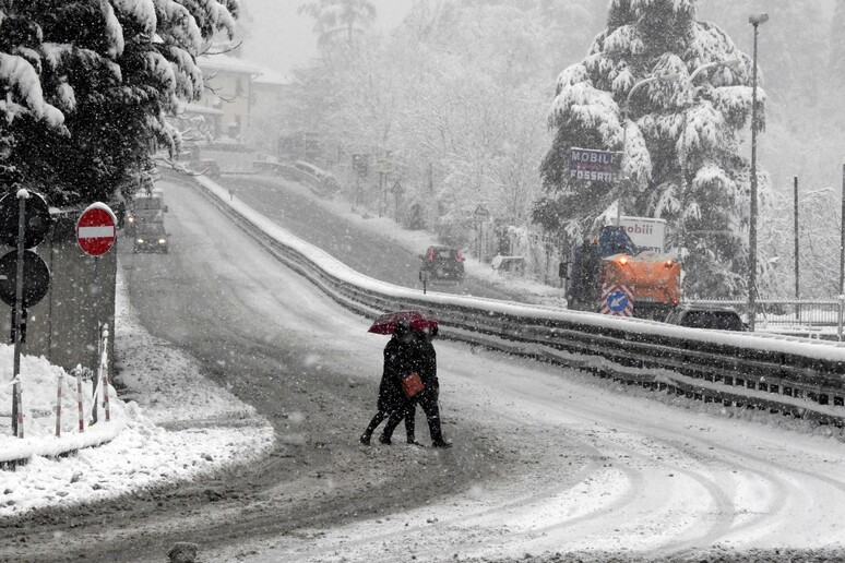 Neve in Piemonte, qualche fiocco anche a Torino