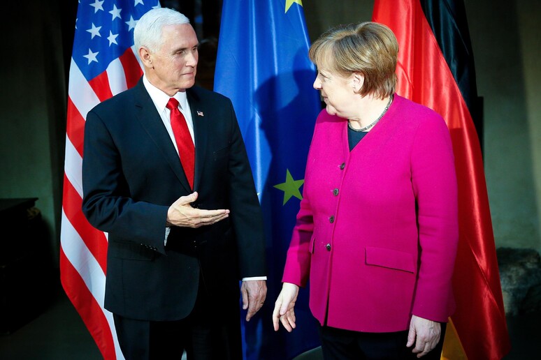 Il vicepresidente Usa, Mike Pence, e la cancelliera tedesca, Angela Merkel, alla 55/ma Conferenza sulla sicurezza a Monaco di Baviera © ANSA/EPA